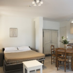 Canapé lit avec coussins attachés